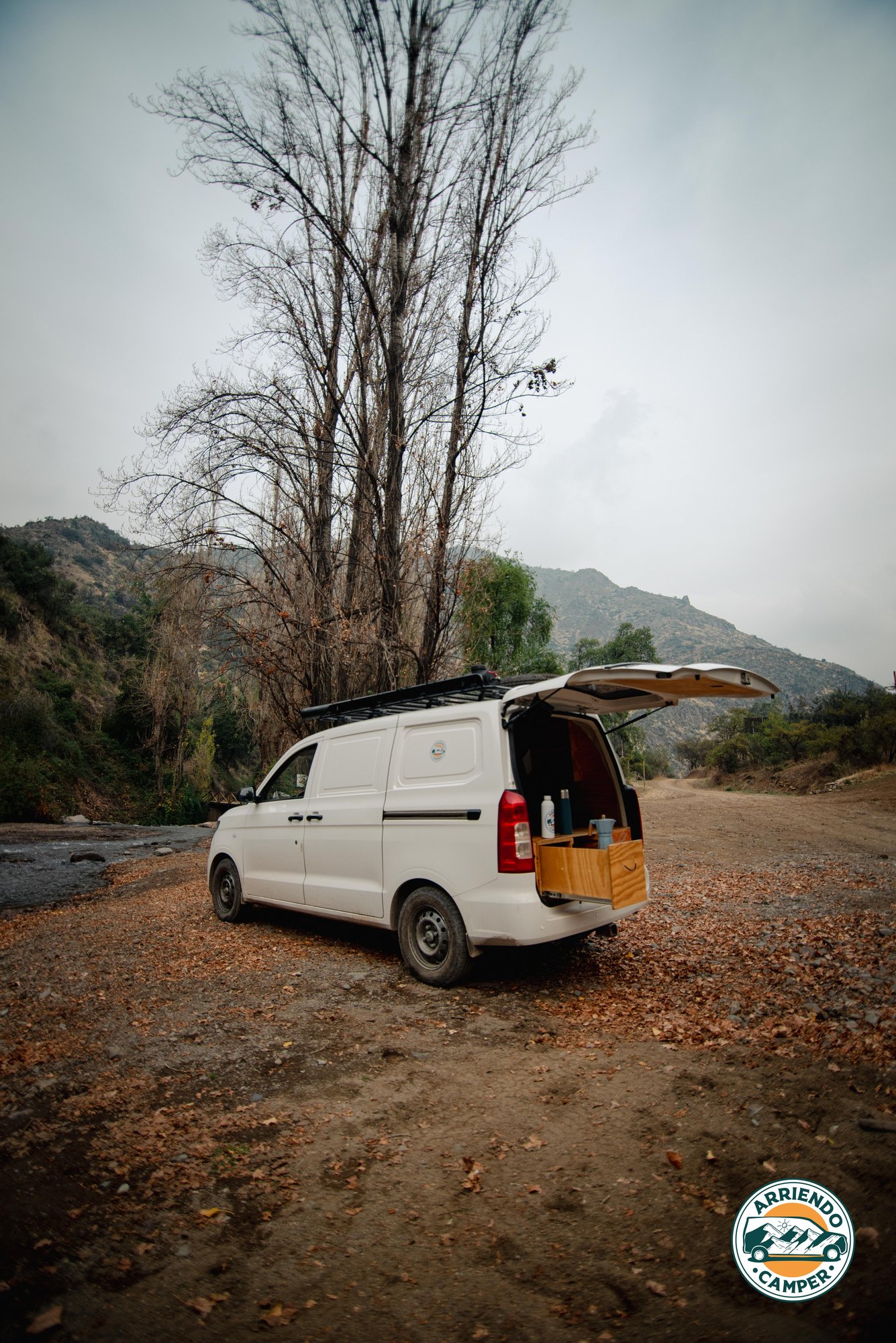 Puerta trasera del camper abierta con vista a las montañas